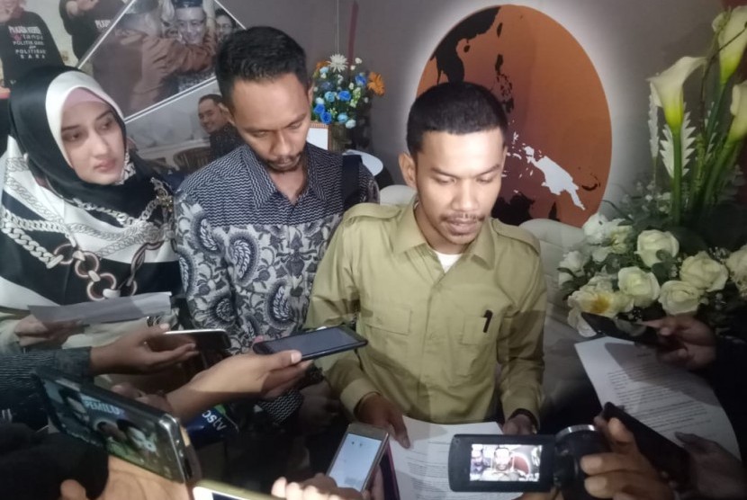 Advokat Pendukung  Prabowo, Hanfi Fajri (kemeja coklat) melaporkan Bupati Boyolali, Seno Samodro atas dugaan pelanggaran tindak pidana pemilihan umum (pemilu) kepada Badan Pengawas Pemilu (Bawaslu) di Gedung Bawaslu, Jakarta Pusat, Senin (5/11).