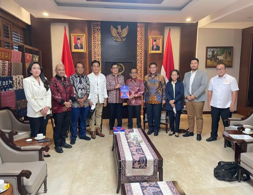 Advokat yang juga mantan Menkumham dan Mensesneg Yusril Ihza Mahendra beserta jajaran Pengurus DPP KADIN Indonesia, sore tadi Kamis (8/9/2022), mengadakan pertemuan khusus dengan Mensesneg Pratikno.