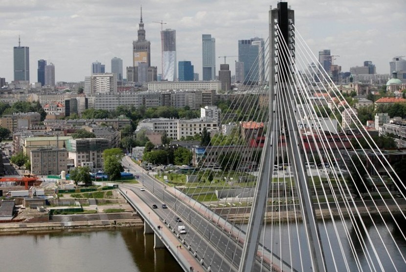 Aerial view made from a hot air balloon of downtown Warsaw, Poland and the Vistula River with the Swietokrzyski Bridge, on Friday, May 18, 2012. Warsaw is readying to host the Euro 2012 soccer championships' opening match between Poland and Greece on June 