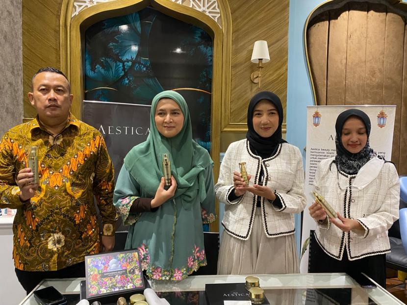 Aestica Beauty Clinic kini hadir di Kota Bandung dengan tawaran layanan dan produk yang sudah terjamin halal dan berlandaskan syariat Islam. 