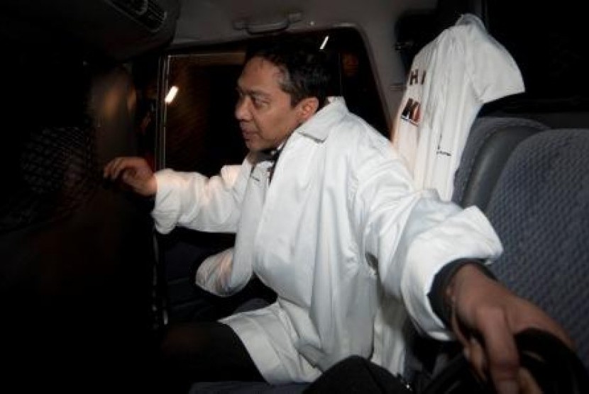 AF (Ahmad Fathanah) yang merupakan orang dekat dari Presiden PKS Luthfi Hasan Ishaaq, memasuki mobil tahanan usai diperiksa KPK, Jakarta, Kamis dini hari (31/1).