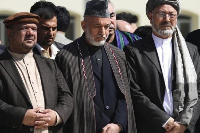 Afghan President Hamid Karzai (C) and Vice Presidents Mohammad Qasim Fahim (left) and Karim Khalili attend the funeral ceremony of slain former president Burhanuddin Rabbani, at the presidential palace in Kabul, September 23, 2011.