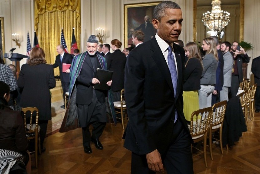 Afghan President Hamid Karzai (left) and US President Barack Obama (right) depart after concluding their joint news conference in the East Room of the White House in Washington, January 11, 2013.   