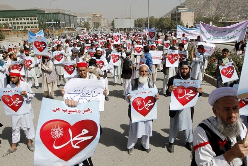 Afghan protesters hold posters during a peaceful demonstration in Kabul September 20, 2012. Hundreds of Afghans protested against a U.S.-made film that they said insulted the Prophet Mohammad PBUH. (illustration)   
