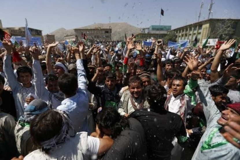 Afghans shout slogans during a protest to support presidential candidate Abdullah Abdullah, in Kabul June 27, 2014.