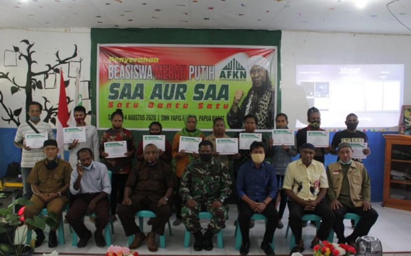 AFKN menyalurkan beasiswa program Saa Aur Saa di Fakfak, Papua Barat, Selasa (4/8).