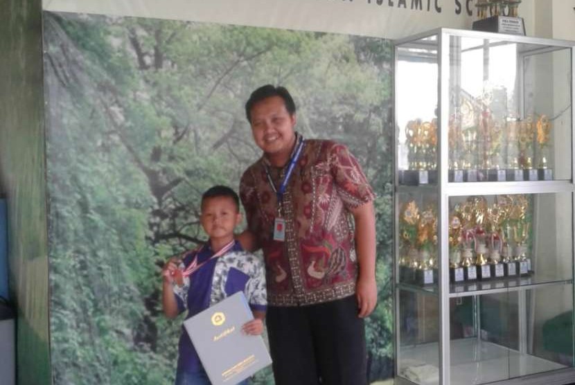 Aflahal Bilal Fasha, siwsa kelas 2 SD Prestasi Global, berhasil menjadi juara Kompetisi Robot Nusantara..