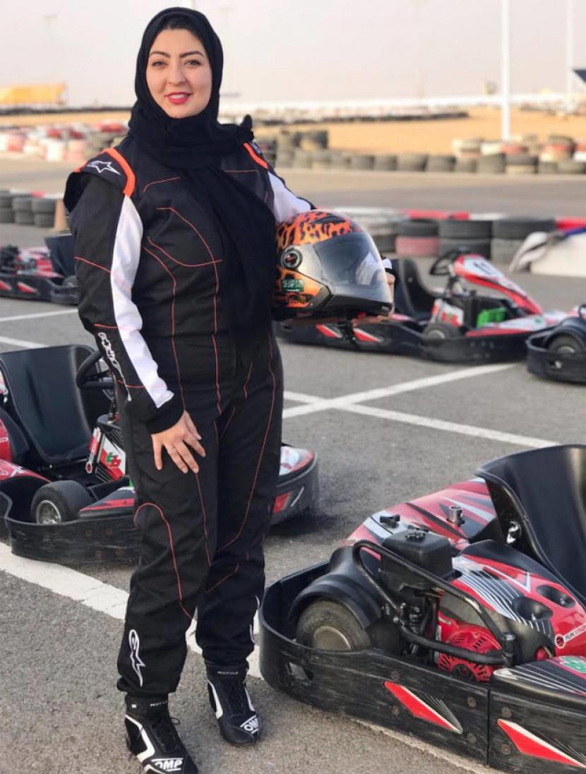 Afnan Almarglani baru-baru ini menjadi wanita Arab Saudi pertama yang memegang lisensi pelatih keterampilan mengemudi autocross dan cara mengemudi yang aman. Kisah Wanita Arab Saudi Pertama Dapat Lisensi Pelatih Autocross