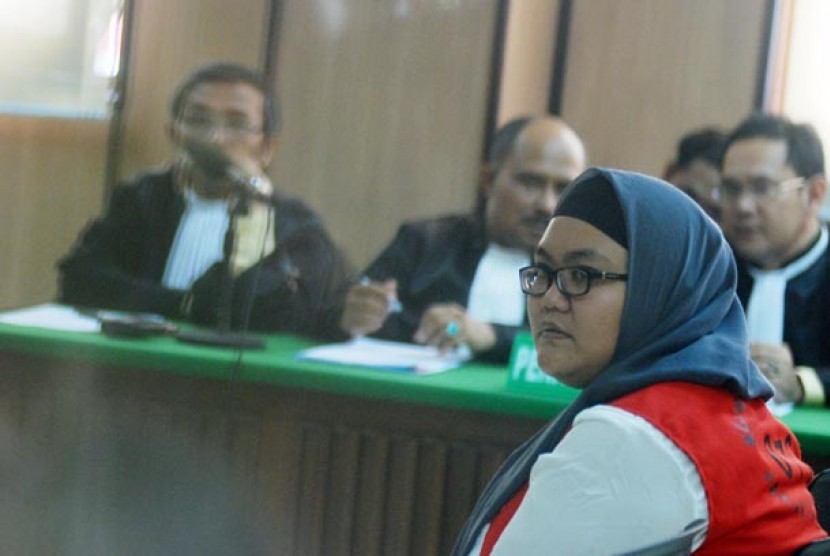 Afriyani Susanti Terdakwa kasus tabrakan maut di halte Tugu Tani menjalani sidang perdana di Pengadilan Negeri Jakarta Pusat, Kamis (26/04). Afriyani dikenai pasal 338 KUHP tentang Pembunuhan dengan ancaman 15 tahun penjara dan 311 Undang-undang Lalu Linta