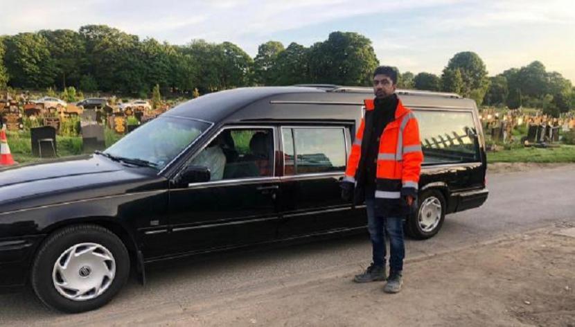 Aftab Iqbal menjadi sukarelawan di pemakaman muslim di Inggris