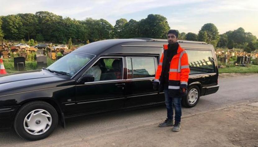 Aftab Iqbal, yang menjadi relawan pada layanan pemakaman Muslim.