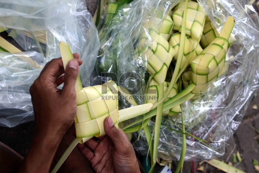 Agar ketupat tahan lama hingga 2 hari tanpa menggunakan pengawet boraks atau bleng, gantung ketupat hingga airnya tidak mengendap.