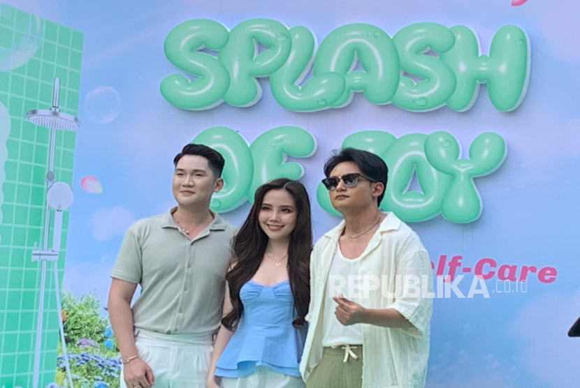 Agatha Chelsea (tengah) dan Randy Martin (kanan) sebagai Brand Muse dari Lavojoy bersama dengan Brand Director Lavojoy, Dickson Leo (kiri) saat acara perayaaan ulang tahun ketiga Lavojoy di Jakarta pada Rabu (6/8/2025).