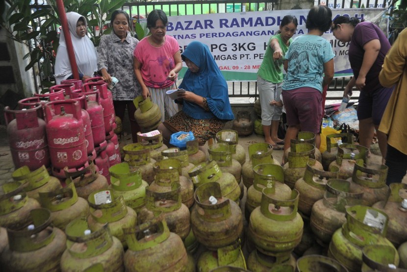 Agen dari Hiswana Migas melayani warga yang membeli gas elpiji tiga kg pada bazar Ramadhan di Kecamatan Seberang Ulu II Palembang,Sumsel, Senin (13/5/2019). 