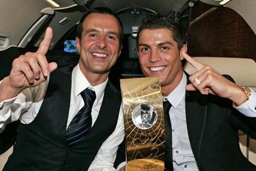 Agen Jorge Mendes dan Cristiano Ronaldo. Mendes resmi dipecat Ronaldo setelah dua dekade lebih