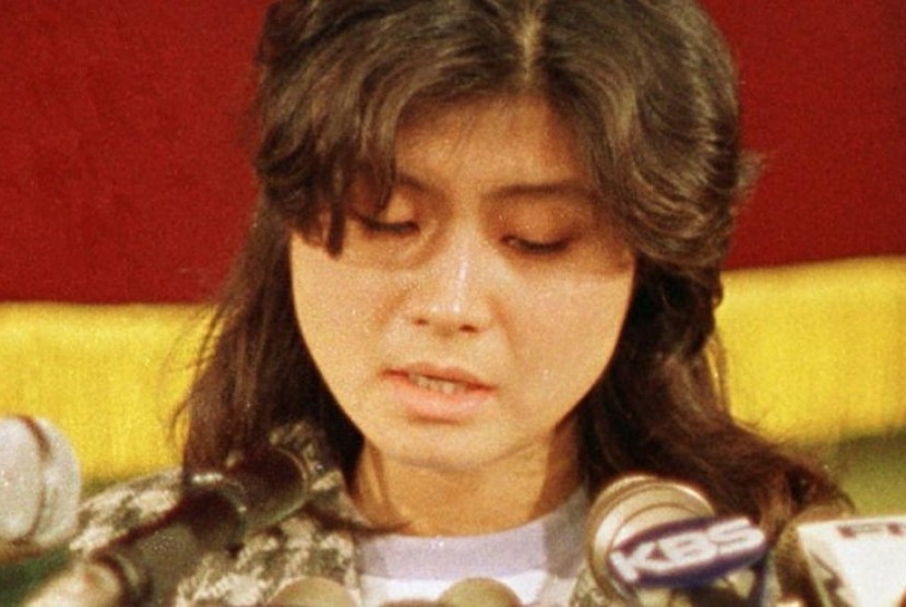 Agen perempuan Korea Utara, Kim Hyon-hui, saat konferensi pers di Seoul, Korea Selatan, pada 1988.