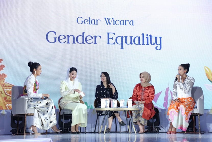 Agenda Gelar Wicara yang diinisiasi Renjana Citra Srikandi, merupakan serangkaian acara Festival Akbar Pemberdayaan Perempuan di Pekanbaru. Agenda yang digelar pada 23-25 Agustus 2024 di Lapangan Kantor Gubernur Riau dan Ballroom Menara BRK Syariah Pekanbaru ini, fokus pada penguatan peran perempuan Indonesia. Sebagai bagian dari menyongsong Indonesia Emas 2045.