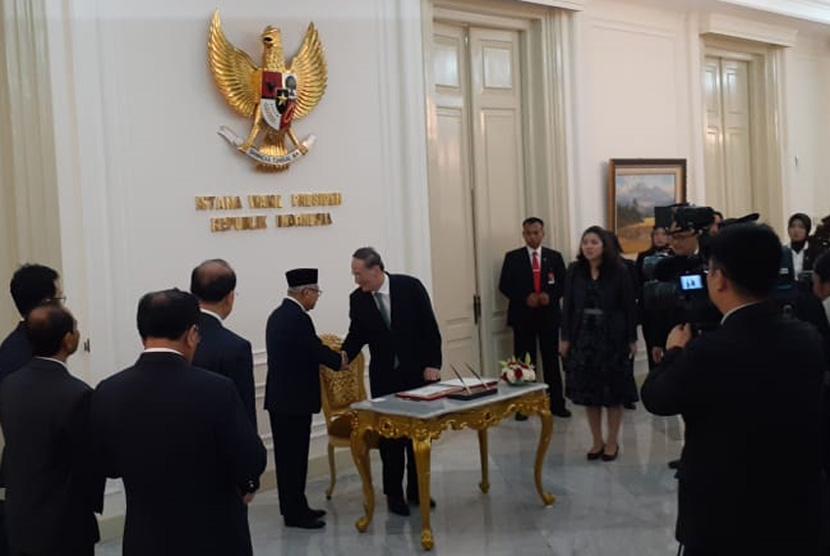 Agenda pertama Wakil Presiden Ma'ruf Amin usai dilantik, menerima kunjungan kehormatan Wakil Presiden China Wang di Istana Wakil Presiden, Jakarta, Ahad (20/10).