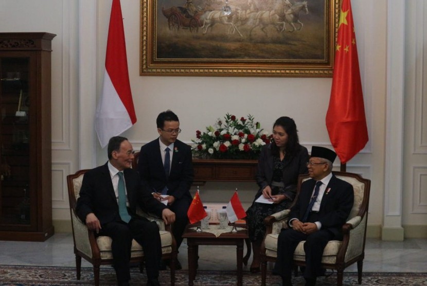 Agenda pertama Wakil Presiden Ma'ruf Amin usai dilantik, menerima kunjungan kehormatan Wakil Presiden China Wang di Istana Wakil Presiden, Jakarta, Ahad (20/10).