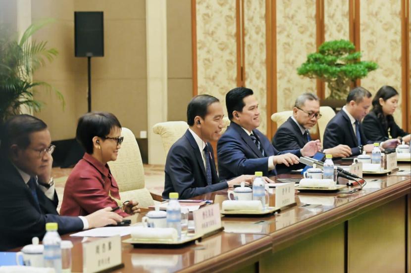 Agenda Presiden Joko Widodo (Jokowi) beserta rombongan Kabinet Indonesia Maju di Beijing hari ini dilanjutkan dengan bertemu Perdana Menteri China, Li Qiang.