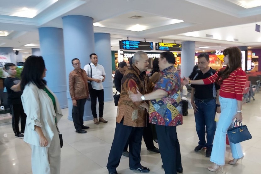 Agung Laksono bersama Alex Noerdin dan pengurus Golkar Sumsel saat keberangkatan melalui ruang keberangkatan Umum di Bandara SMB II Palembang, Ahad (7/10).