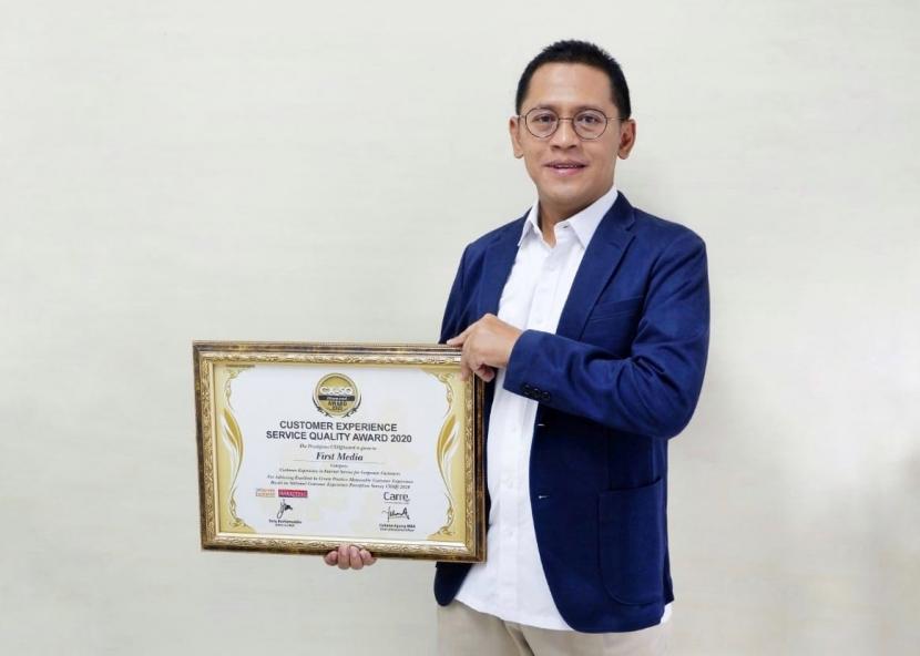 Agung Satya Wiguna, Enterprise Sales Director PT Link Net Tbk menerima penghargaan Customer Experience Service Quality Award (CXSQA) 2020 secara simbolik.