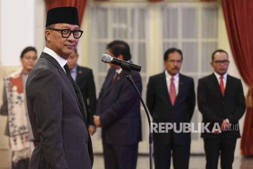 Agus Gumiwang Kartasasmita bersiap mengikuti upacara pelantikan dirinya menjadi Menteri Sosial di Istana Negara, Jakarta, Jumat (24/8).