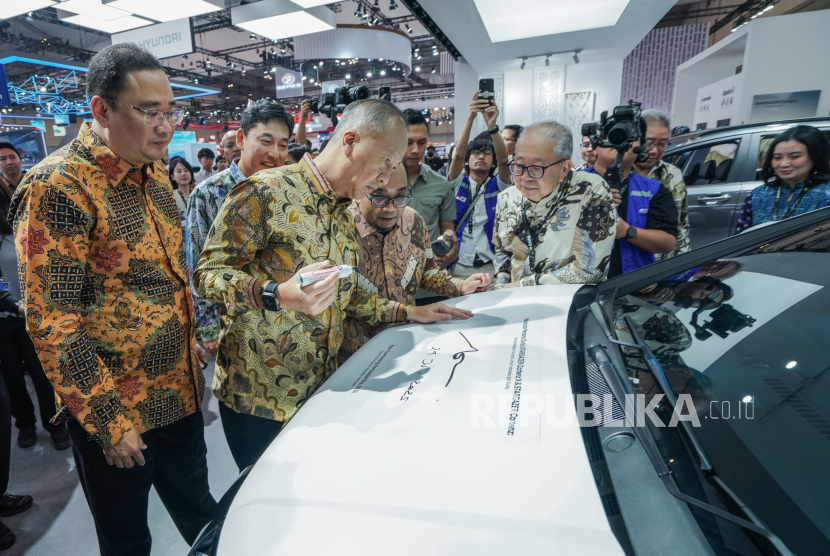Menperin Tandatangani STARGAZER Cartenz X, Apresiasi Hyundai Perkuat Produksi Lokal
