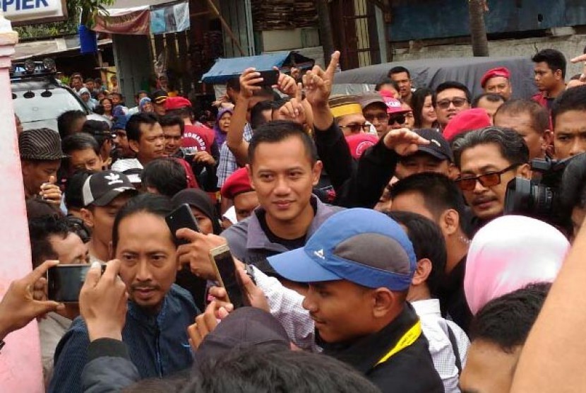 Agus Harimurti Yudhoyono (AHY) blusukan menemui warga di Jalan Kebon Bawang, Tanjung Priok, Jakarta Utara, Selasa (15/11).