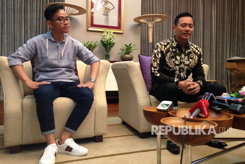 Agus Harimurti Yudhoyono (AHY) dan Gibran Rakabuming saat menggelar konferensi pers bersama di Istana Presiden, Jakarta, Kamis (10/8).