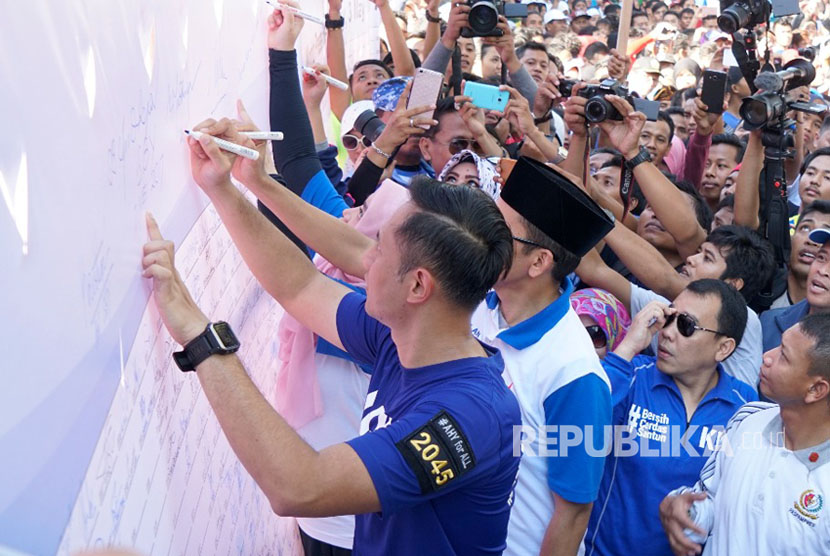 Agus Harimurti Yudhoyono (AHY), dan Tuan Guru Bajang (TGB) Muhammad Zainul Majdi menandatangani banner stop hoax dan fitnah di Car Free Day di Mataram, NTB, Ahad (7/5).