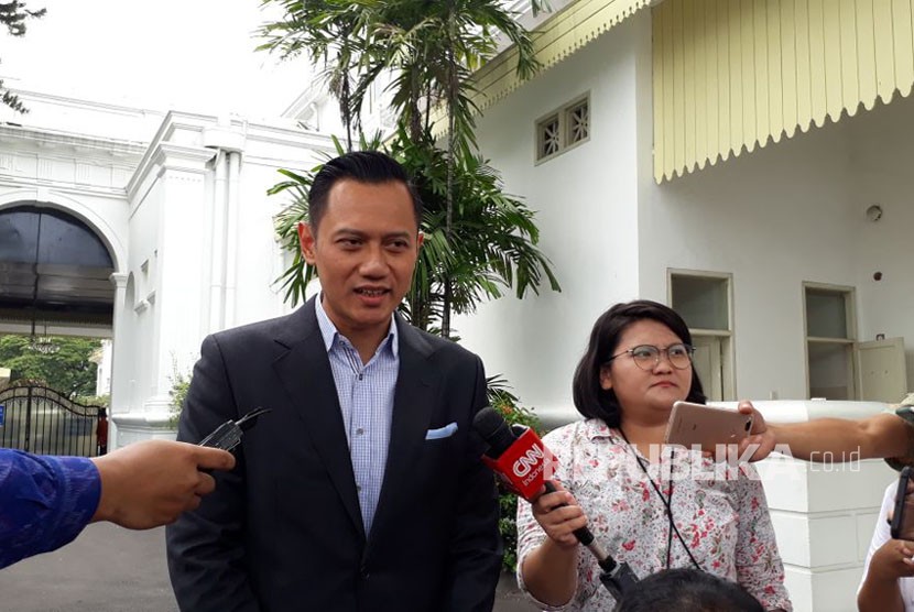 Agus Harimurti Yudhoyono (AHY) menemui Presiden Joko Widodo di Istana, Selasa (6/3) pagi. 