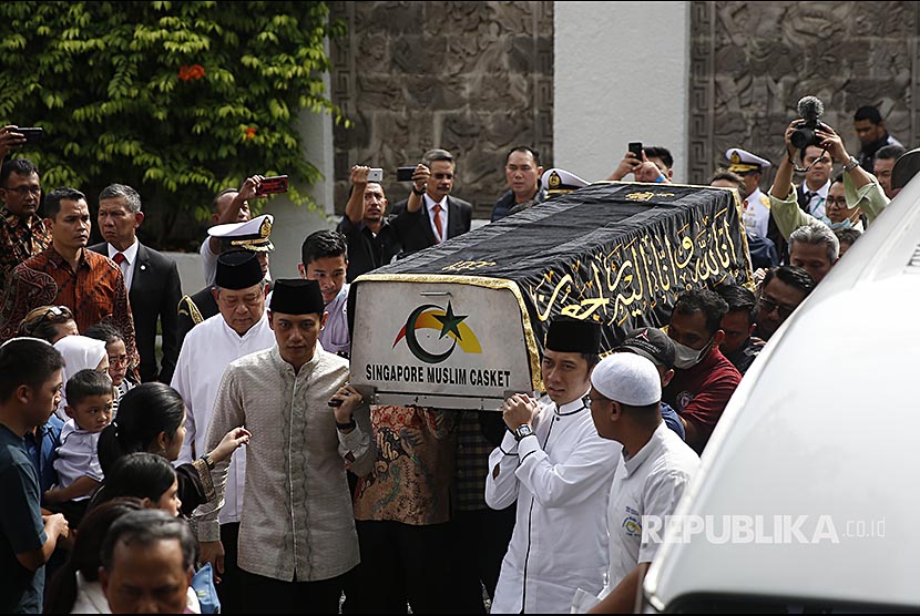 Agus Harimurti Yudhoyono dan Edhie Baskoro Bambang Yudhoyono mengangkat peti jenazah Ani Yudhoyono menuju gedung KBRI di Singapura, Sabtu (1/6)