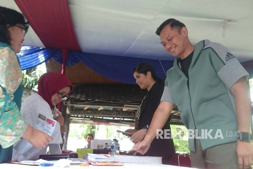 Agus Harimurti Yudhoyono menggunakan hak pilihnya di TPS 06, Jalan Cibeber I, Rawa Barat, Kebayoran Baru, Jakarta Selatan, Rabu (19/4).