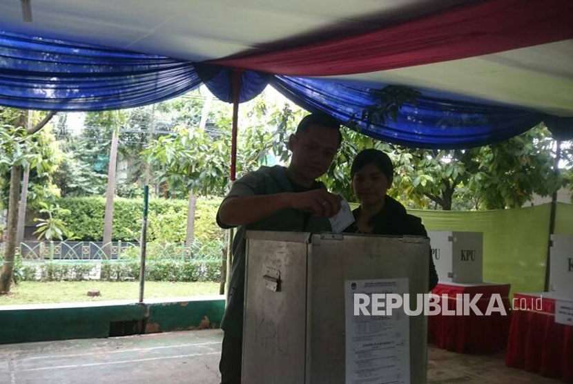 Agus Harimurti Yudhoyono menggunakan hak pilihnya di TPS 06, Jalan Cibeber I, Rawa Barat, Kebayoran Baru, Jakarta Selatan, Rabu (19/4).