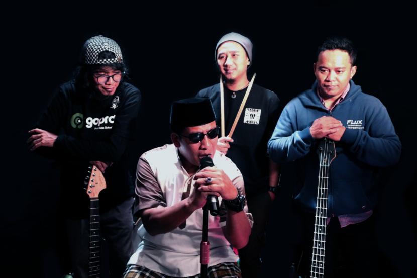 Agus Idwar bersama Pesantren Band meluncurkan lagu berjudul Santri Indonesia.