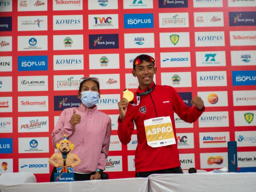 Agus Prayogo dan Odekta Naibaho berhasil merenggut gelar sebagai male winner dan female winner dalam Borobudur Marathon Elite Race 2021, Sabtu (27/11).