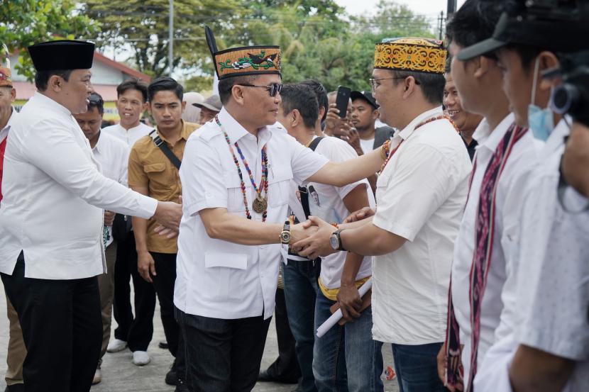 Agustiar Sabran menyalami warga setelah pendaftaran jadi cagub Kalimantan Tengah.