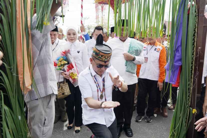 Agustiar Sabran unjuk kebolehan bermain silat dalam sebuah kegiatan.