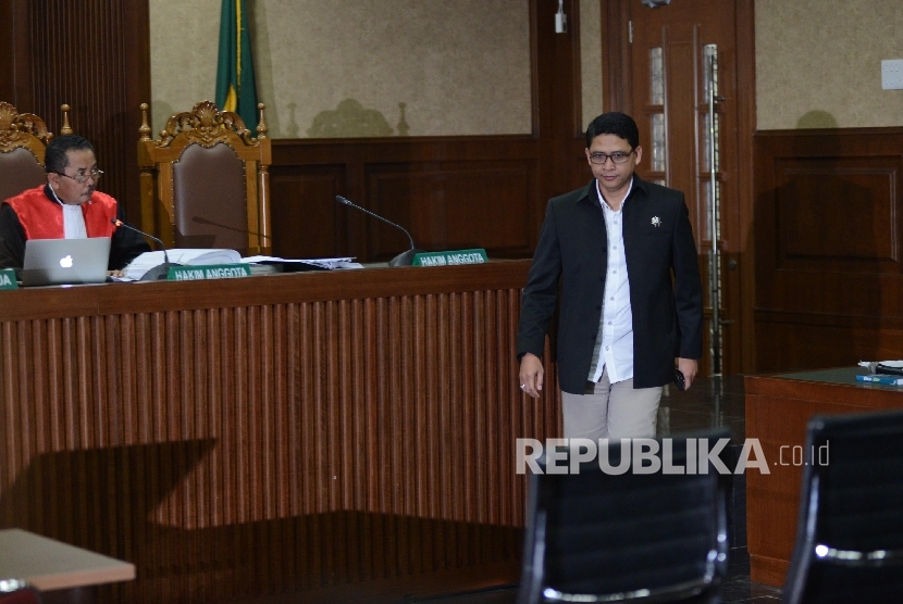 Ahli digital forensik dari Mabes Polri M. Nuh memasuki ruangan untuk memberikan keterangan kepada Majelis Hakim saat sidang lanjutan terdakwa kasus pembunuhan Mirna Wayan Salihin, Jessica Kumala Wongso dengan agenda mendengarkan keterangan saksi ahli 