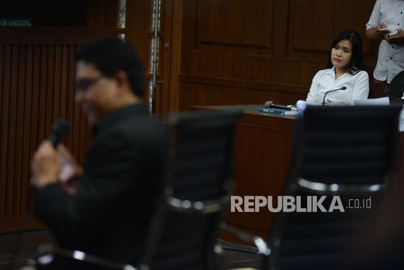 Ahli digital forensik dari Mabes Polri M. Nuh memberikan keterangan kepada Majelis Hakim saat sidang lanjutan terdakwa kasus pembunuhan Mirna Wayan Salihin, Jessica Kumala Wongso dengan agenda mendengarkan keterangan saksi ahli di Pengadilan Negeri Jakarta