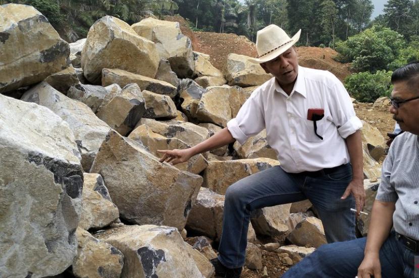  Ahli Geologi dan Vulkanologi Sumatera Barat Ade Edward menjelaskan temuan dugaan kekar kolom di Kabupaten Padang Pariaman, Kamis (12/10/2023).