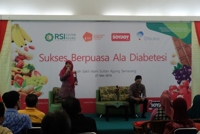 ahli gizi, Niken Ratna SGz, ketika berbicara pada seminar ‘Sukses Berpuasa ala Diabetisi’
