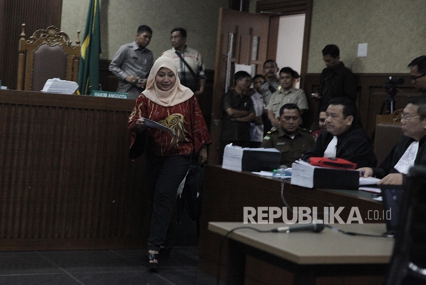  Ahli Hukum dan Kriminologi UI Eva Achzani Zulfa memasuki ruangan untuk memberikan keterangan saat menjadi saksi ahli dalam sidang kasus pembunuhan Wayan Mirna Salihin dengan terdakwa Jessica Kumala Wongso di Pengadilan Negeri Jakarta Pusat, Senin (19/9).