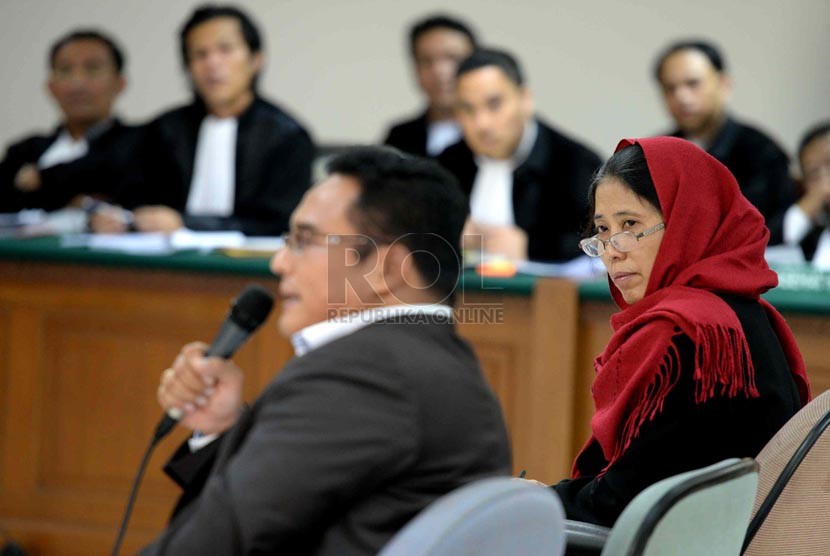 Ahli ilmu politik UI Chusnul Maria (kanan) memerhatikan Ahli hukum pidana UMJ Chairul Huda memberikan keterangan saat lanjutan sidang lanjutan Anas Urbaningrum di Pengadilan Tipikor, Jakarta, Kamis (4/9).(Republika/ Wihdan)