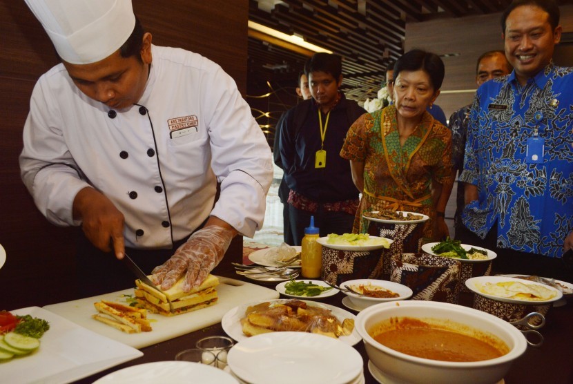 Ahli masak (chef) meracik sandwich pecel di depan para tamu di salah satu hotel ternama di Kota Madiun Jawa Timur, Jumat (18/3).