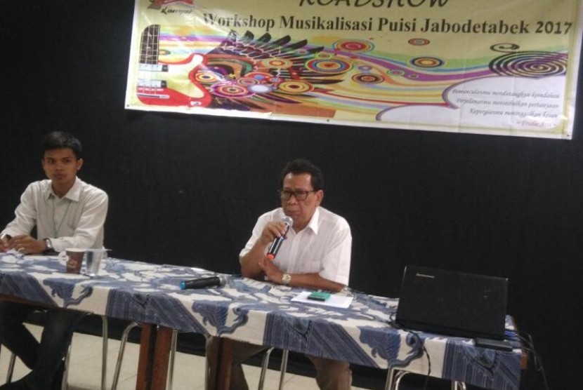 Ahli sastra dan kritikus sastra Indonesia Prof  Maman S Mahayana (kanan) tampil pada workshop musikalisasi puisi di PDS HB Jassin Jakarta. 