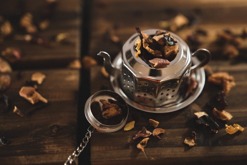 Ahli teh dunia, Ottilie Cunningham menuturkan, cara terbaik menyimpan teh adalah dengan menyimpannya dalam kaleng atau toples gelap yang kedap udara (Ilustrasi Teh)