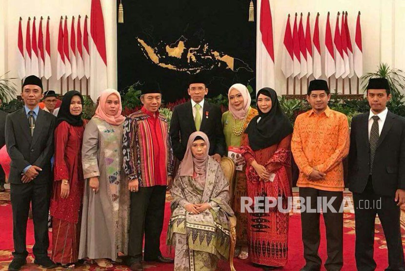 Ahli Waris Hj Siti Rauhun didampingi Hj Siti Raehanun, dan Gubernur NTB TGH Muhammad Zainul Majdi saat menerima gelar pahlawan nasional TGKH Muhammad Zainuddin Abdul Madjid di Istana Negara, Jakarta, Kamis (9/11). TGKH Muhammad Zainuddin Abdul Madjid menjadi pahlawan nasional pertama yang berasal dari NTB.