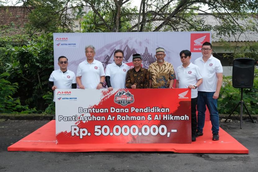 AHM dan Astra Motor menyerahkan dana bantuan pendidikan untuk panti asuhan.